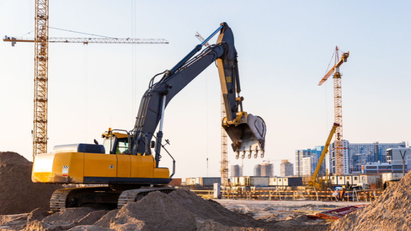 Como a eficiência construtiva surge como solução para o déficit habitacional brasileiro, segundo Valderci Malagosini Machado.