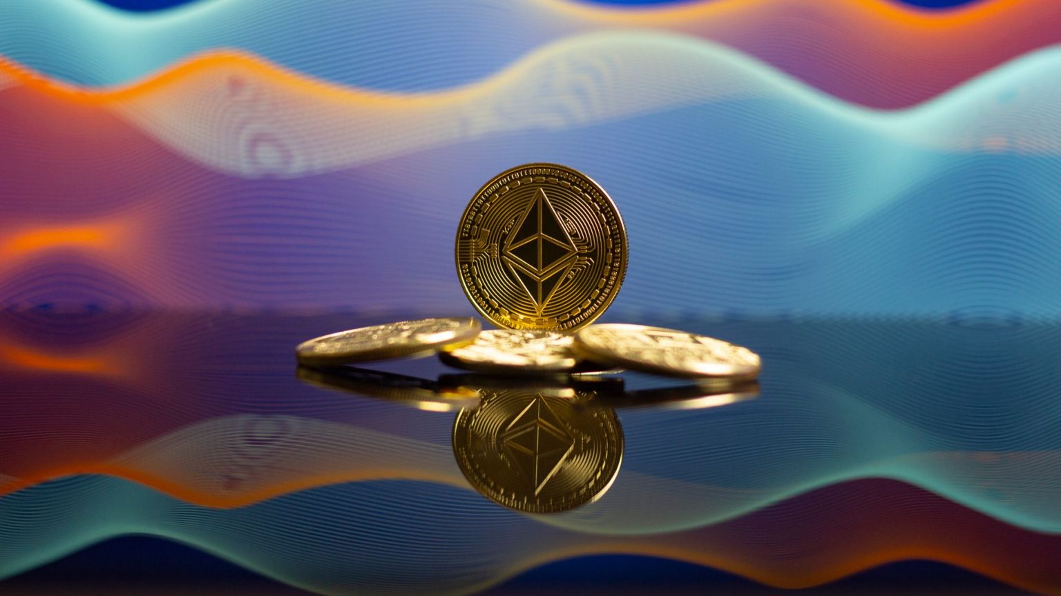 Moedas Ethereum sobre uma superfície reflexiva, com fundo em degradê colorido, representando criptomoedas e tecnologia blockchain.