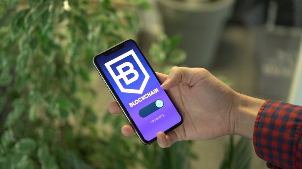 Samsung Wallet levará transferências internacionais com USDC a 82 milhões de Galaxy Mão segura um smartphone com a tela exibindo um aplicativo de blockchain.