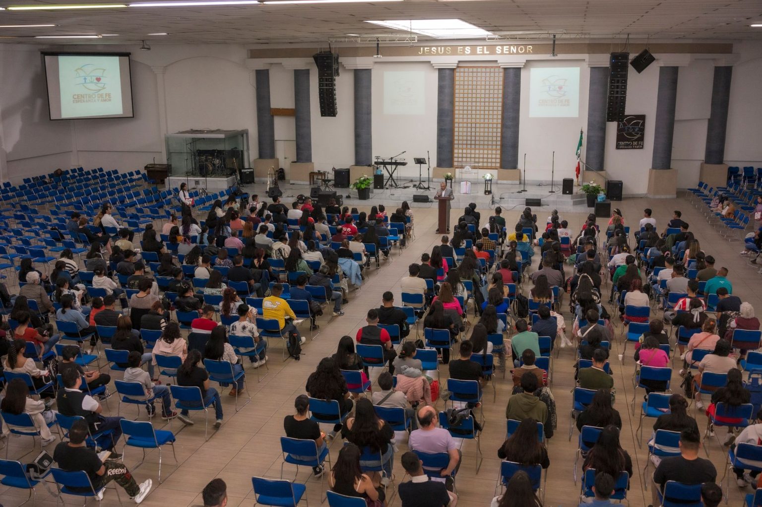 XXXV Concílio da IECLB aprova política socioambiental e define nova presidência Público numeroso sentado em um auditório de igreja durante um seminário ou conferência.